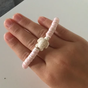 Rosie!💓🌟 - Jag säljer det här fina armbandet som jag har gjort själv! Den passar typ alla enligt mig. Och det är ett bra skick och väldigt fint!💓 hoppas att ni gillar det! XOXO ALVA💋