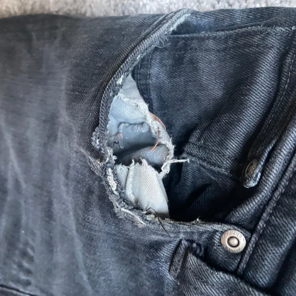 Ett par svarta Nudie Jeans i modellen Grim Tim || Strolek 31/32 || Skicket är okej i helhet förutom ett håll i högra och ett mindre håll i vänstra fickorna || PRISET ÄR INTE SKRIVET I STEN || Fråga gärna 😃 ||. Jeans & Byxor.