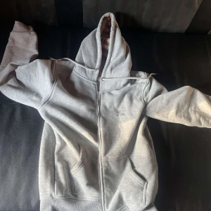 Burberry zip hoodie  - Den är i storlek M men den är lite mindre för att vara storlek M