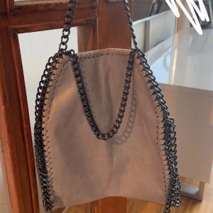 Stella McCartney  - Säljer denna liknade Stella  mcartney väskan.