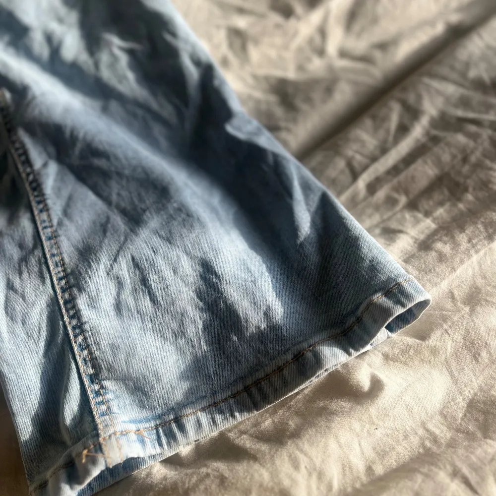 Säljer dessa snygga jeans då dom inte kommer till användning. Sparsamt använda och i väldigt fint skick, som nya!. Jeans & Byxor.