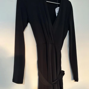 Svart klänning  - En oanvänd klänning med pris lapp på, kostar ca 350kr i ordinarie pris. Älskar den men tyvärr så är den för liten. Storlek xs  #svartklänning #oanvänd #ny #svart #långärmad #xs #xssize #brakvalitet