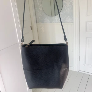 Väska - Svart axelväska från hm💕Aldrig använd