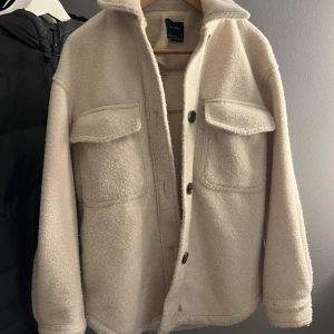vinter kappa - säljer denna kappa ifrån bershka inga skador bra skick super super fin till hösten/vintern materialet är i bomull. den är super skön och varm o mysig skriv vid frågor pris kan diskuteras!!🥰 storlek xs-s