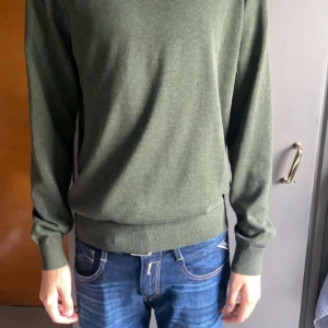Mörkgrön sweatshirt från mango strl S - Använd en gång så är i väldigt bra skick. Nypris: 400kr