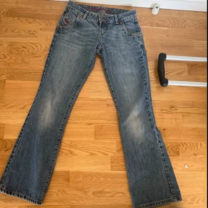 Lowwaist bootcut jeans - Jätte snygga! Men tyvärr lite korta på mig som är 172cm💕 Står storlek w28 men skulle säga w27. 