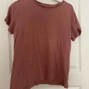 Mörk rosa tröja - Mörk/gammel rosa T-shirt i bra skick!💞