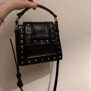 Zara väska  - Super cool väska från zara som inte längre kommer till andvändning❤️