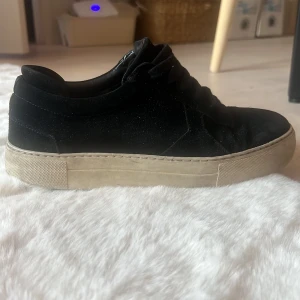 Svarta Arigatos  - Svarta Arigatos i storlek 40 skorna är ganska använda och har klippt av snörerna som man kan se på andra bilden