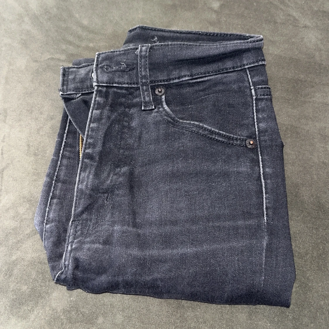 Svarta högmidjade Levis jeans