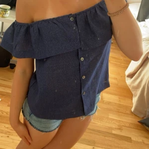 Snygg top - Super snygg armlös topp Köpt på sellpy men har aldrig själv använt så sellpy lappen är kvar Jättefint skick  OBS! Inte fläckig bara smutsig spegel