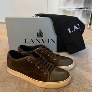 Lanvin cap toe - Hej söker byte för mina lanvin skor i 8,5-9/10  skick. Använda väldigt sparsamma. Box och dustbag med följer (allt og) De är storlek 40-41. Jag är helst ute för byten men går också att sälja. Hör av er gärna.