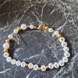 Billie Eilish fanarmband - Med texten "birds of a feather"  Med klicklås. Omkrets cirka 19-20 cm  Helt nytt 