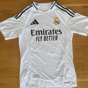 24/25 real Madrid tröja - Sprillans ny real Madrid tröja i autentisk version, nypris 1749 med tryck från unisport i Stockholm, säljer på grund av fel storlek, mbappe på ryggen, vi snabb affär kan priset diskuteras tveka inte på att höra av er😃
