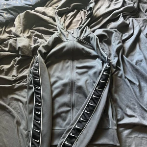 Nike zip hoodie Antracit  - Unik nike zip hoodie antracit färg Skick 8/10 Priset är ej hugget i sten pruta på 