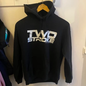 Two stroke hoddie  - Nu säljer jag denna tröja då jag inte använder den längre inte använd mkt och det är i bra skick! Skriv vid funderingar!