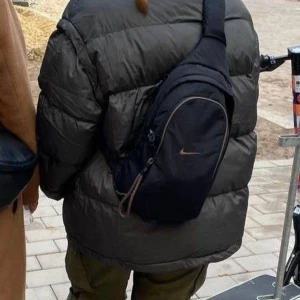 Nike sling bag - Nike sling bag 8L, köpt förra året, använd några gånger, i mycket gott skick. Säljs den inte innan 12 september så slängs den. 