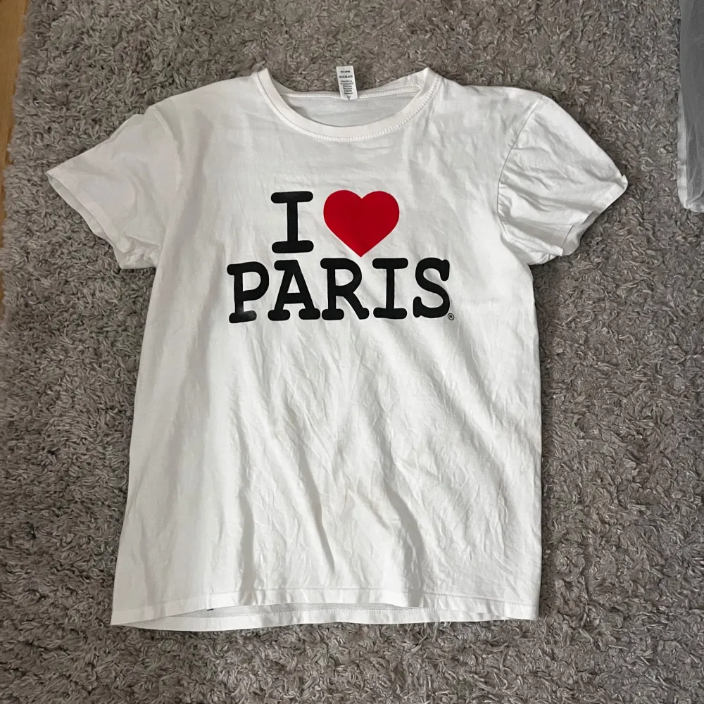 Jätetfin T-shirt från Paris . T-shirts.