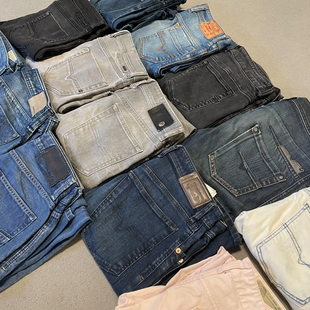 Hej! Säljer nu flera diesel jeans. Går att köpa i större paket men också ett par. All info om jeansen finns i min profil . Jeans & Byxor.