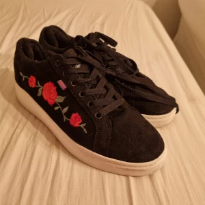 Shoes skor 40 sneakers Djinns - Sneakers from the brand Djinns in size 40.Great condition, almost never worn. All items have been stored in a box and need to be washed by the buyer .