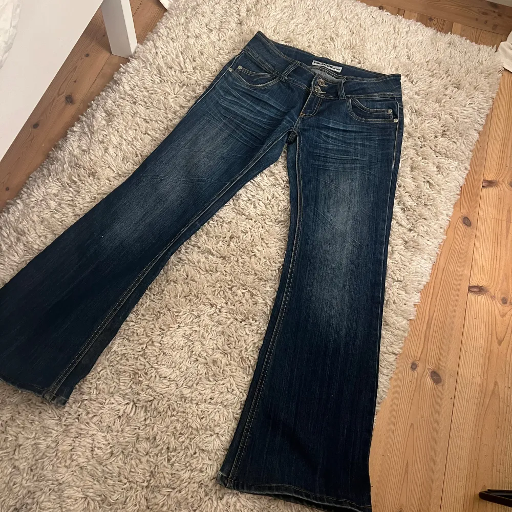 Fina jeans💖Köpte på Plick men var lite för små. Storlek S- m. Köpte för 400 men säljer för 300kr. Jeans & Byxor.