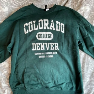 Collegetröja  - Fin collegetröja från H&M Divided. Fint skick, perfekt tröja till hösten! Strl XS, pris 200 kr! Hör av dig vid intresse 💕