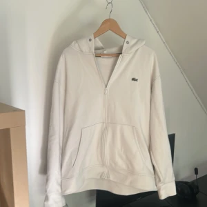 Lacoste zip - Skick 9/10 Har använt endast ett par gånger, lite för stor för mig i storleken, den är i XL. Priset går att ändras vid snabb affär