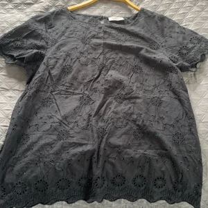 Mörkblå blus - Har inga defekter. 