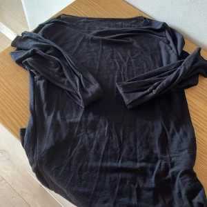 Svart tröja från Intimissimi - Säljer en svart tröja från Intimissimi i storlek M. Fint skick 