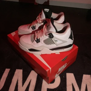 Air Jordan 4 - Säljer ett par air Jordan 4 retro military i storlek 39 men passar 40 säljer då som blivit för små men du inte använda då dom varit små sen jag köpte dom, skriv vid frågor pris 1000kr men kan diskuteras vid snap affär (helt äkta) mvh zacke😁