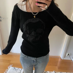 Svart tröja med dödskalle från Zadig & Voltaire - Säljer en snygg kashmir svart tröja från Zadig & Voltaire med en cool dödskalle på framsidan. Tröjan har inga hål och var nyss skem tvättad så den e nyskick! den har bara använts 1 gång så inte nopprig. og pris ca 5000kr. PRIS kan diskuteras!!