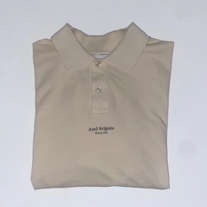 Arigato piké  - Axel Arigato piké i bra skick, storlek M