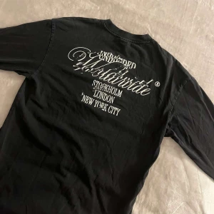 Oversized tröja  - Snygg tröja ifrån hm som knappt används i oversized modell och med coolt tryck 