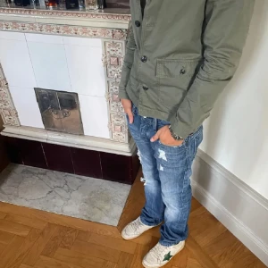 Diesel jeans - Feta diesel jeans med slitningar Skriv vid minsta fundering(: Priset är ej hugget i sten