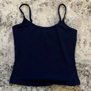 Mörkblått linne - Mörkblått linne, sitter superfint. Justerbara band. 