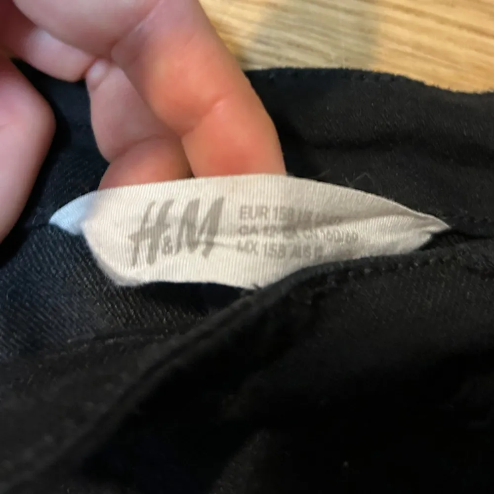 Svart kort kjol från H&M, fick den för länge sedan. Den anger ingen storlek men det står bara 158 cm eller 12-13 åringar 🎀(Men skulle ha sagt att XS och S borde ha funkat). Kjolar.