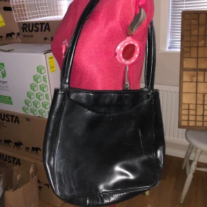 Väska - Bra skick. Läder(tror jag)väska med ytterficka + ett stort fack som stängs med dragkedja 