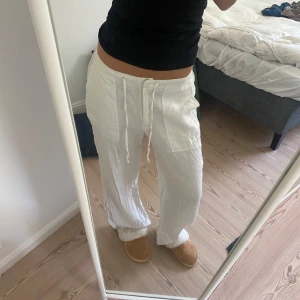 Fina lågmidjade linnebyxor  - Jätte fina lågmidjade linnebyxor💕 säljs pga att dom inte kommer till användning!! Ifall du har frågor är de bara att kontakta. O priset kan diskuteras🩷🩷