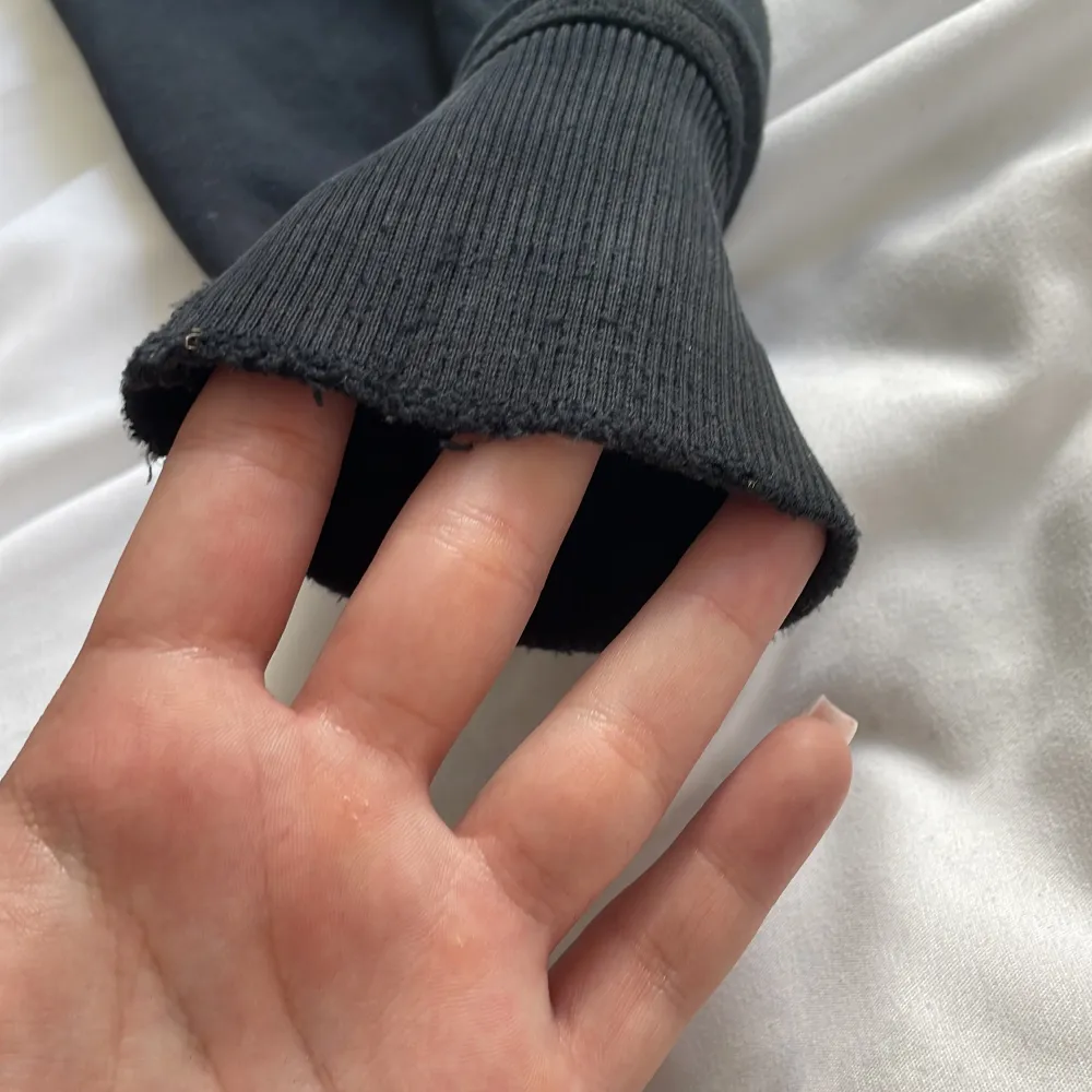 Skit snygg och inte så vanlig hoodie från peak performance 💕 lite sliten i ärmarna men de är de ändå annars så fin o fresh. Skriv för fler bilder eller frågor 💕. Hupparit & Collegepaidat.