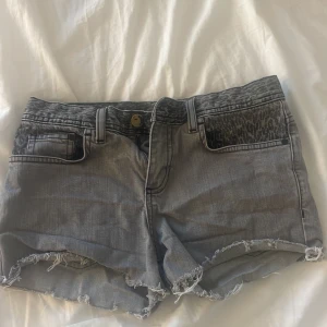 Gråa shorts men Svart leopard tyg.  - Änvända några gånger. St 36. 