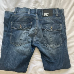 Jeans med fickor  - Sjukt snygga och coola jeans som sitter lite baggy. Inge defekter. Skriv för mer bilder eller frågor 💕 står ingen storlek i dom men jag brukar ha M (se sista bilden) men passar nog L men även S de blir bara mer baggy💕