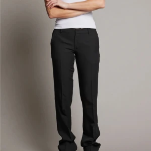 Vera Tall kostymbyxor  - Säljer mina Vera tall kostymbyxor från Bikbok. Säljer dem pågrund av för stor storlek. Använt dem en gång och dem är som helt nya. Jag är 180cm och dem sitter perfekt i längden.