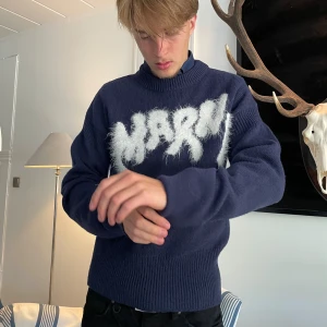 Skjorta - En skjorta med twofold cotton vilket ger skjortan en premium känsla och look. Den har tjocka knappar som liknar Stenstöms. Den är storlek S (37-38). Jag är 184cm, rätt smal och den passar precis, skulle säga att den är perfekt för någon på 170-180cm.