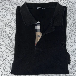 BURBERY Pike - Hej det är så att jag säljer min burberry pike för 400 k, jag har haft den i ungefär 3 månader och jag vill inte ha den längre så jag väljer att sälja den. Hör av er om nån är sugen. 