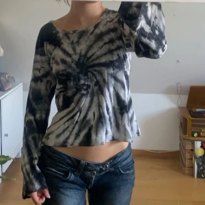 tie dye tröja  - Superfin tie dye tröja. Vintage från 80/90 talet. Lite omsydd för formgivning. Har enstaka fläckar men inget som märks. ❣️❣️
