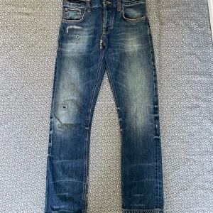 Nudie jeans - Skit snygga nudies med slitningar. Enda defekten är missfärgning på backtaben.