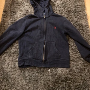 Blå Full-Zip från Ralph Lauren - Säljer en blå Full-Zip från Ralph Lauren. Jätte snygg och bekväm. Nypris= 995kr