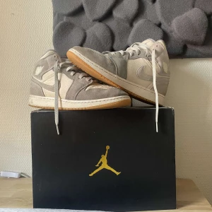Jordans - Storlek 40, knappast använda. Original låda såklart samt med extra snören som man fick med. Köpte skorna för 2700kr, pris kan diskuteras. Vid frågor och annat kontakta via pm. Jordan 1s mid ”coconut milk, particle grey”