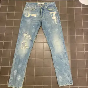 Rikitgt snygga Guess jeans köpts från dems egna sida. Väldigt bra skick och knappast använd 