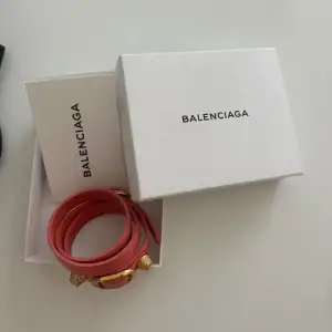 Så jäkla snyggt armband från balenciaga!! Skick 8/10, kommer med originalförpackning och äkthetsbevis 💕